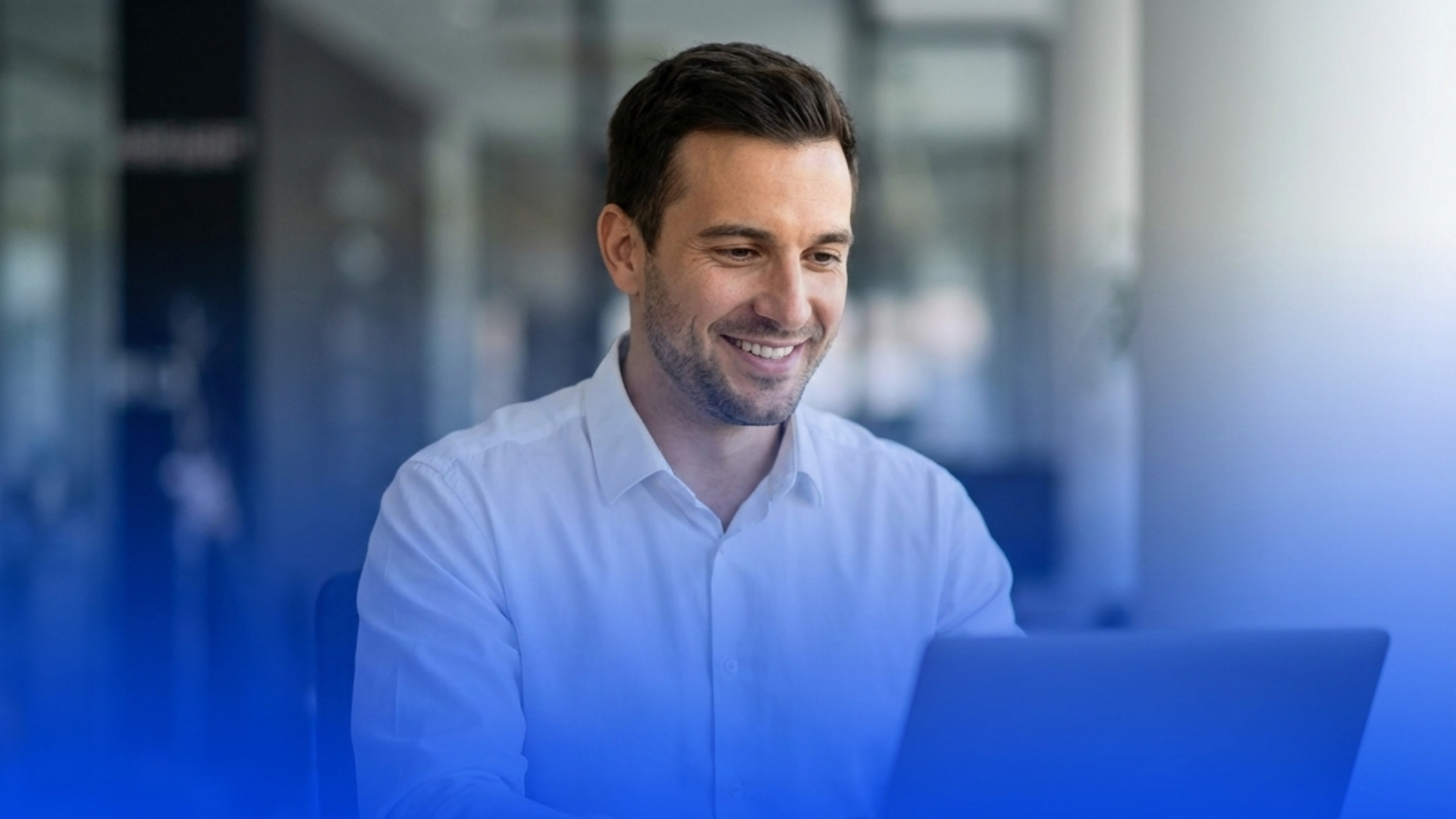 Profissional do setor financeiro sorrindo enquanto analisa dados em um notebook em um escritório moderno, ilustrando o sucesso e a eficiência operacional da implementação da análise em cascata da VAAS.