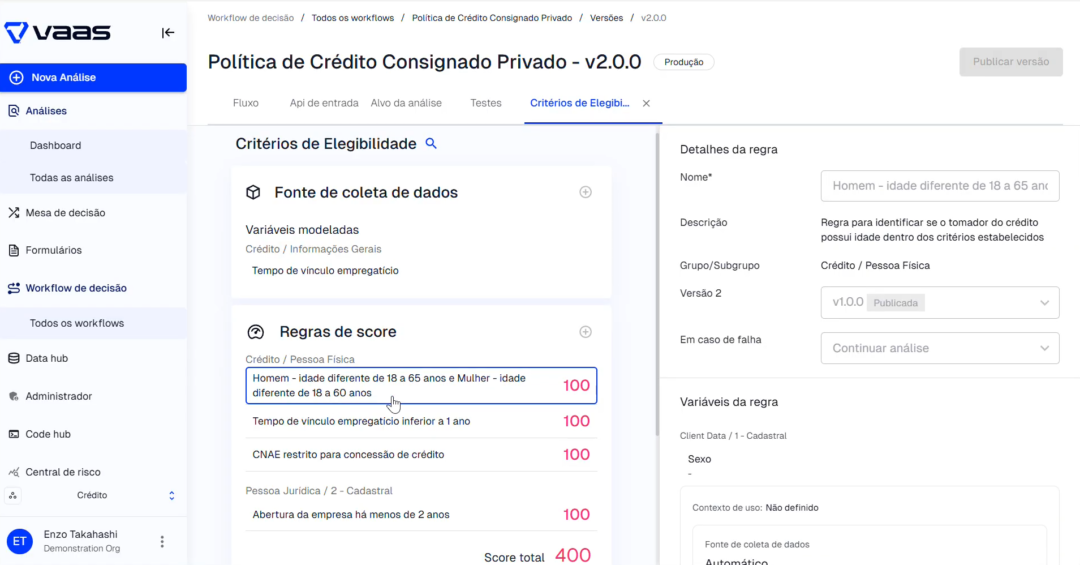 Interface da plataforma VAAS detalhando o workflow de "Critérios de Elegibilidade". A imagem mostra regras configuradas para idade (18 a 65 anos), tempo de vínculo inferior a 1 ano e CNAEs restritos, com atribuição de pesos para o score final de decisão.