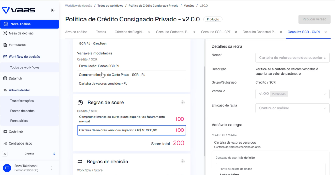Interface da plataforma VAAS exibindo o workflow "Consulta SCR - CNPJ". A imagem detalha regras de score para "Comprometimento de curto prazo superior ao faturamento mensal" e "Carteira de valores vencidos superior a R$ 10.000,00", integrando dados oficiais para análise de crédito profunda.