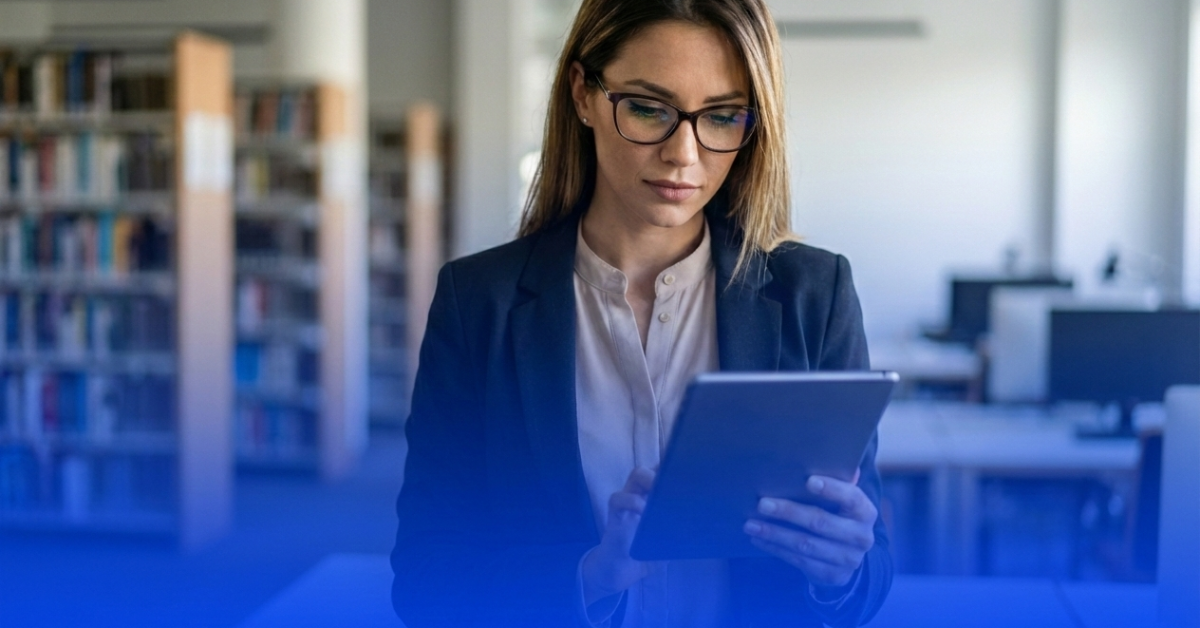 Especialista em compliance analisando dados em um tablet para definir as tendências de compliance 2026 e o futuro do compliance no Brasil.