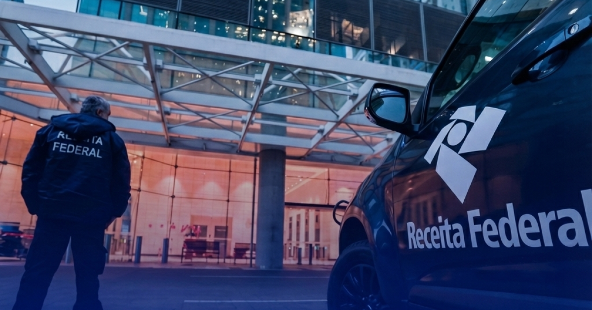 Agente da Receita Federal em frente a um edifício comercial moderno com viatura oficial, representando uma operação de fiscalização de compliance e combate à lavagem de dinheiro